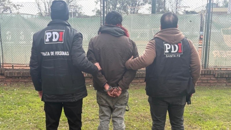 El arresto tuvo lugar en la vía pública, frente al club GER. Foto: PDI/Ministerio de Seguridad.
