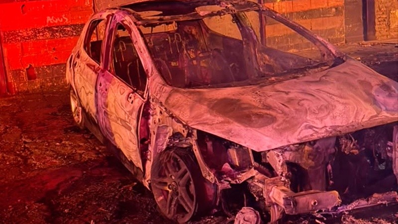 Las llamas provocaron daños totales en los vehículos.