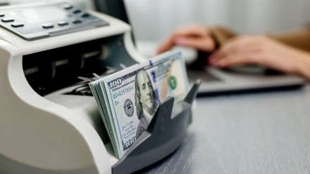 El economista Arriazu insisten en que la aspiradora de dólares del BCRA frena la actividad.