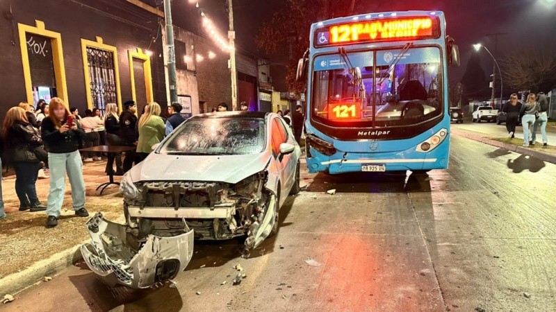 Una postal del choque que alteró la noche en la avenida principal de barrio Godoy.