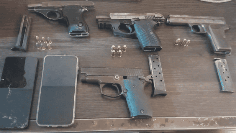 Las armas secuestradas escondidas en el patio.