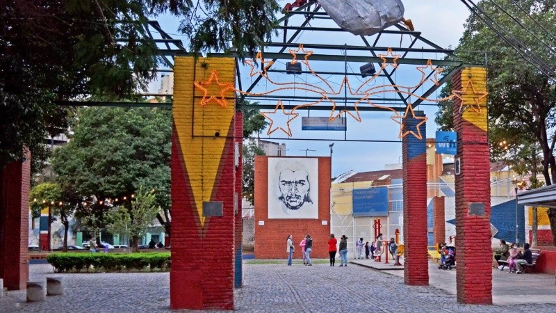 La esquina de Mitre y Tucumán en la actualidad, donde funciona la Plaza de la Cooperación