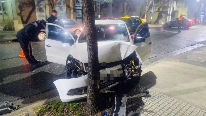 El sábado a la madrugada, un vehículo intentó fugarse e impactó contra un árbol. (Municipalidad)
