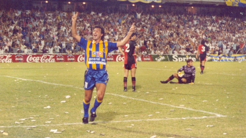 El gol de Mario Kempes a Newell's en la noche de su partido despedida en Arroyito.&nbsp;