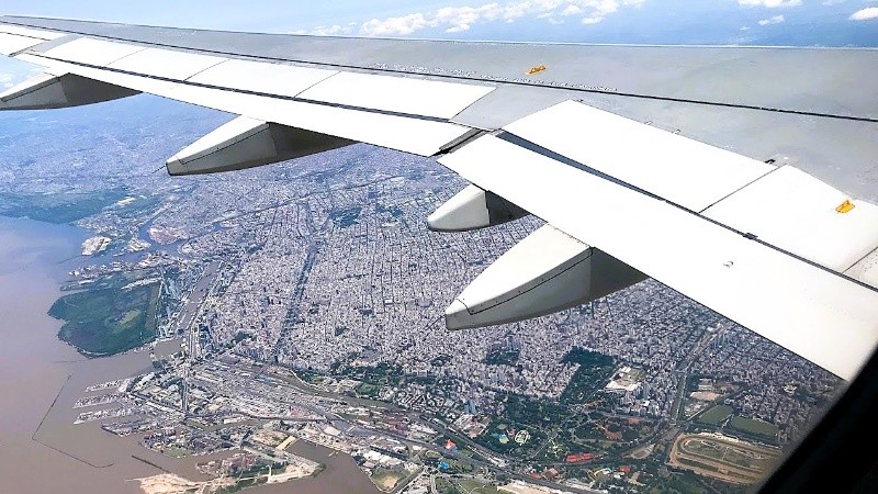 Habrá aéreos de cabotaje e internacionales, junto con alternativas de transporte terrestre. (Rosario3)