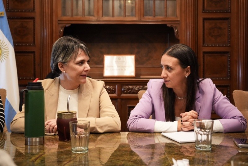 La concejala Poncino junto a Laura Sánchez, mamá de Ema.
