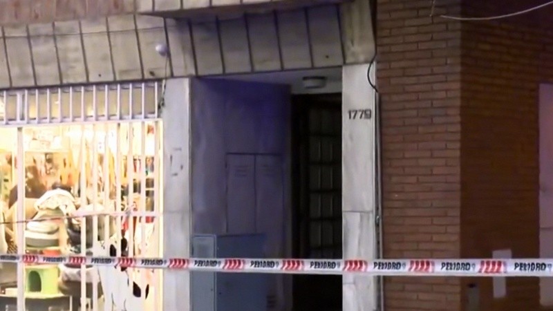 El ingreso al edificio donde ocurrió el ataque.