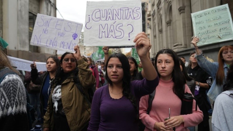 Las calles del centro de Rosario se colmaron este miércoles de mujeres que marcharon bajo el lema Ni Una Menos.