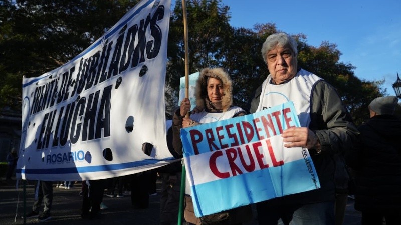 Los mensajes de la marcha contra Milei en Rosario (Alan Monzón/Rosario3).