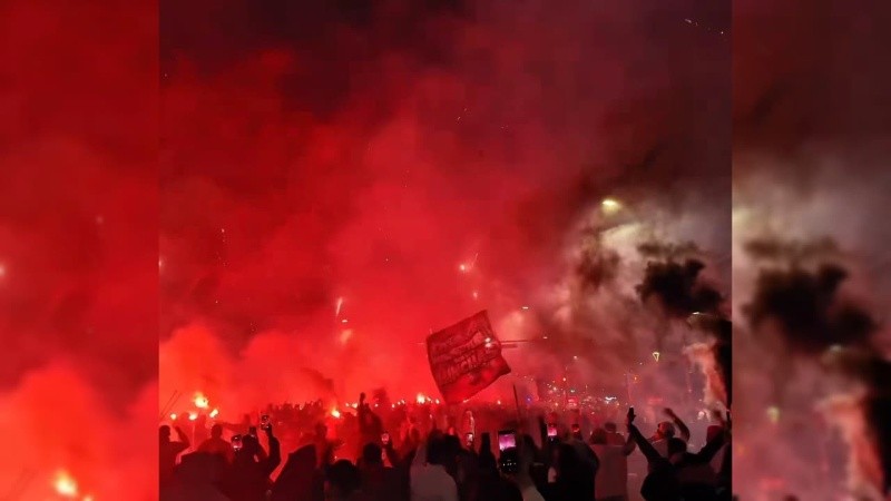 Los hinchas leprosos recibieron al micro del plantel con bengalas, fuegos artificiales y mucha pasión.