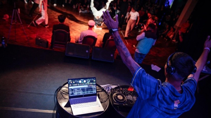 El programa cuenta con los semilleros Re-Suena, conformados por talleres territoriales de composición, música urbana, hip hop y freestyle (Santa Fe Cultura).