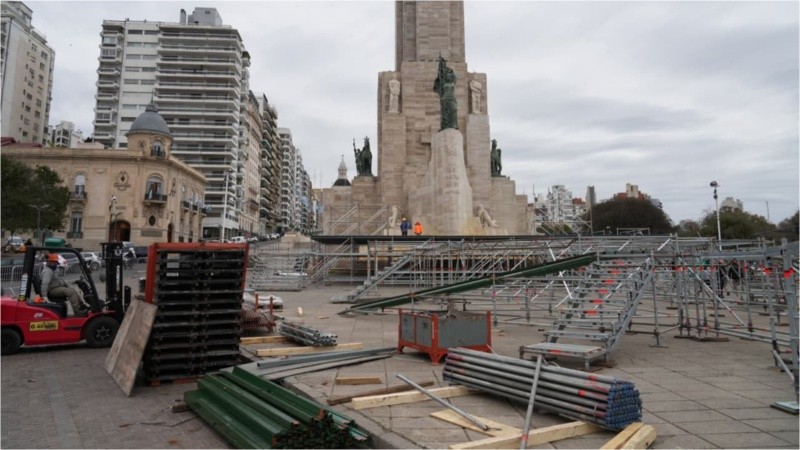 Trabajo sin pausa para montar la estructura del escenario en la proa del Monumento.