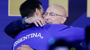 De la Fuente y Scaloni en el abrazo de la previa de la final (EFE).