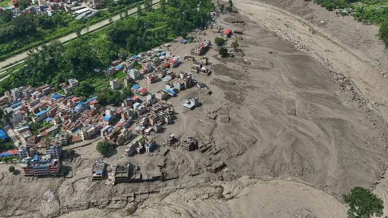 La riada golpeó con especial fuerza el distrito de Rasuwa, en el norte de Nepal, donde la masa de agua alcanzó a primera hora del miércoles las localidades de Timure, Rasuwagadhi y Syabrubesi.