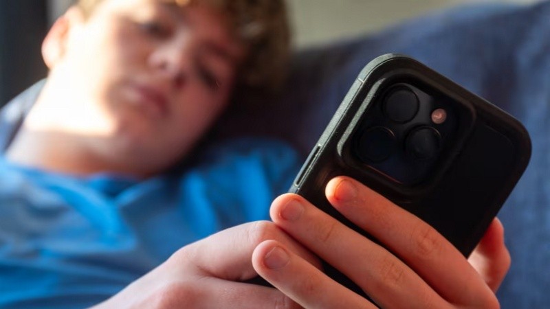 El acuerdo de Meta coincide con un endurecimiento normativo global respecto al acceso de la población infantil a los entornos virtuales de entretenimiento.