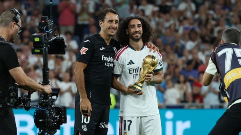 Los jugadores de la Roja, ovacionados en el Bernabéu. (EFE)