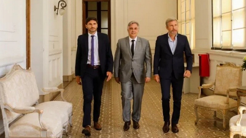 Pullaro, Llaryora y Frigerio, en la Casa Rosada. Recibieron un pedido y una promesa de Santilli.