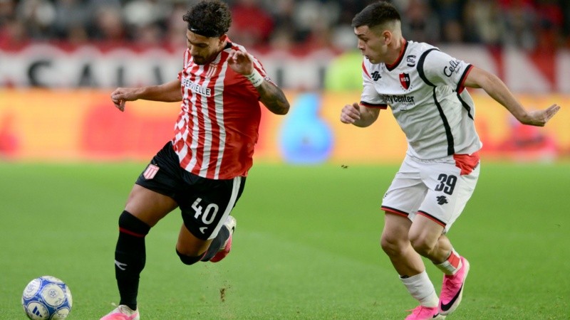 Thomas Ríos persigue a Eros Mancuso durante la primera etapa en La Plata.