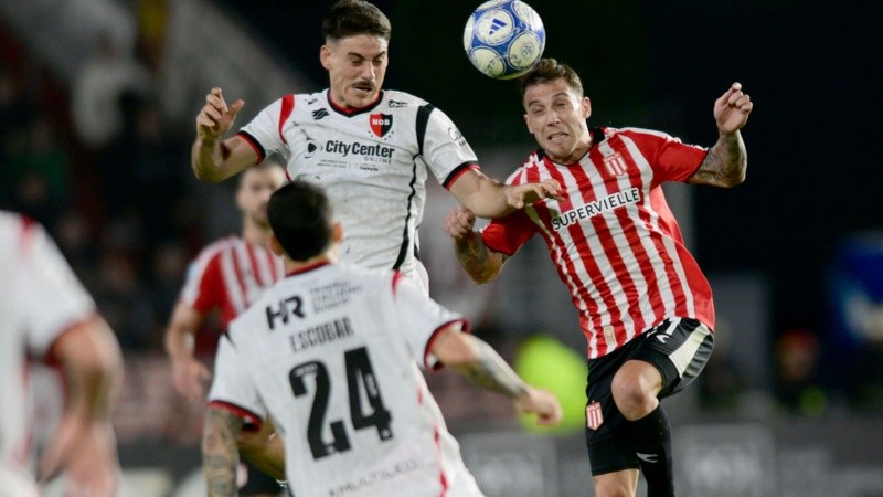 Cóccaro busca en las alturas contra Piovi.