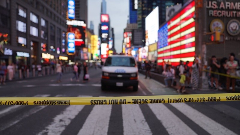 Conmoción en Times Square por un violento episodio que terminó con la atacante abatida.