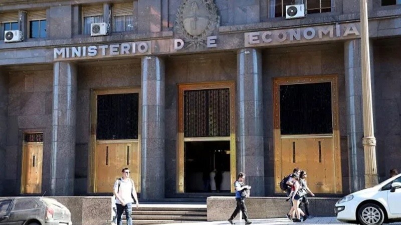 Economía reforzó el ajuste del gasto en agosto.
