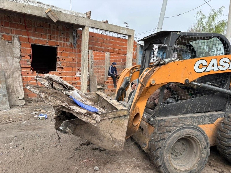 Una pala mecánica recojiendo residuos en Bordabehere al 5100.