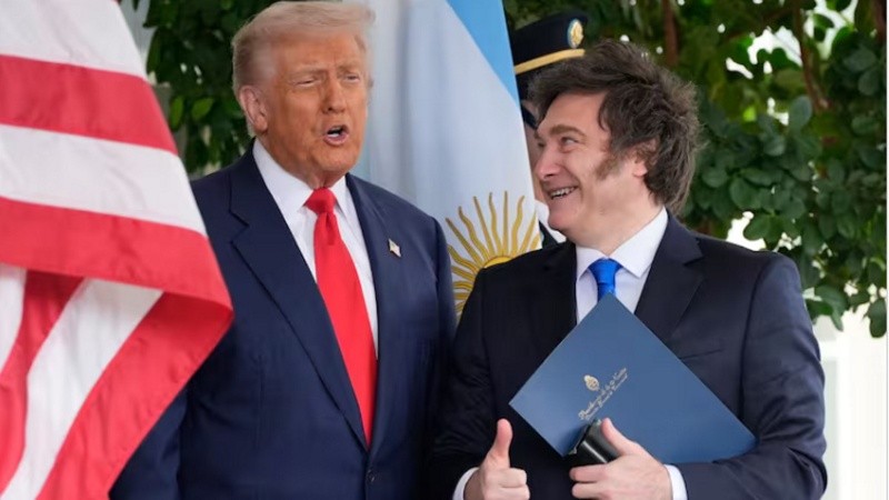 El presidente Donald Trump saluda al presidente argentino Javier Milei en la Casa Blanca en 2025.