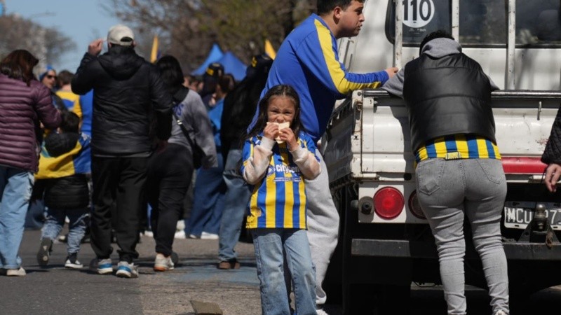 Los hinchas canallas en la previa de otro clásico rosarino.