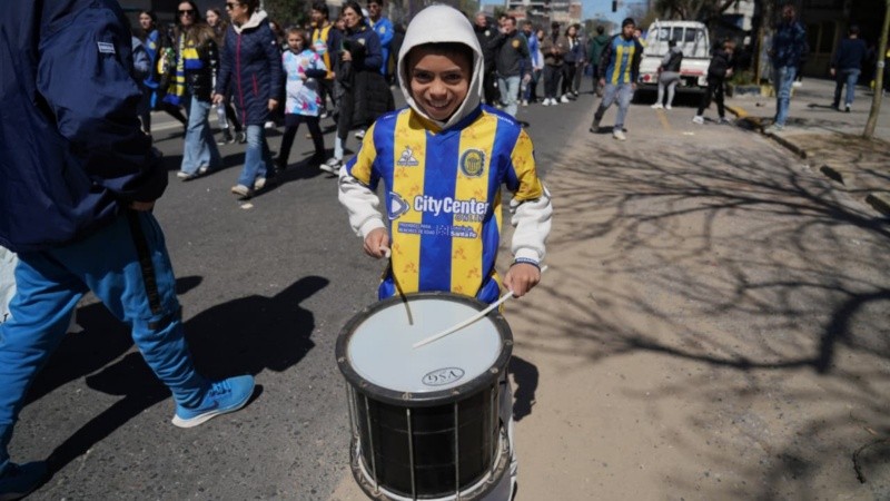 Los hinchas canallas en la previa de otro clásico rosarino.