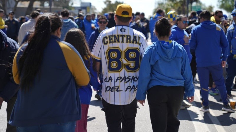 Los hinchas canallas en la previa de otro clásico rosarino.