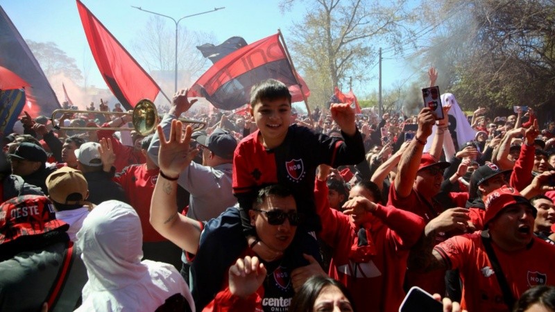 La previa de los hinchas rojinegros en Bella Vista.