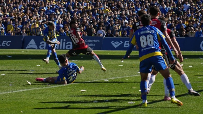 El momento del gol: Ávila ya impactó la pelota para convertir el 1-0 de Central ante Newell's.
