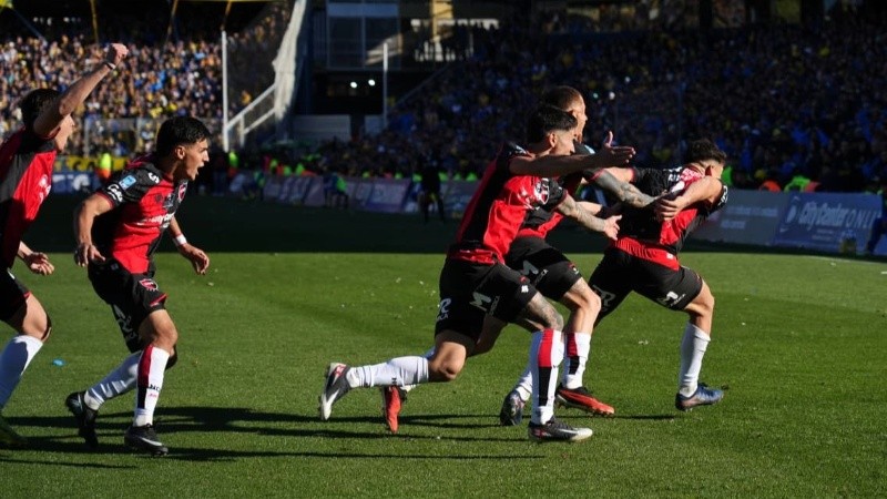 El festejo de Cóccaro y todo Newell's luego del 1-1 sobre la hora en Arroyito. (Foto: Alan Monzón / Rosario3)