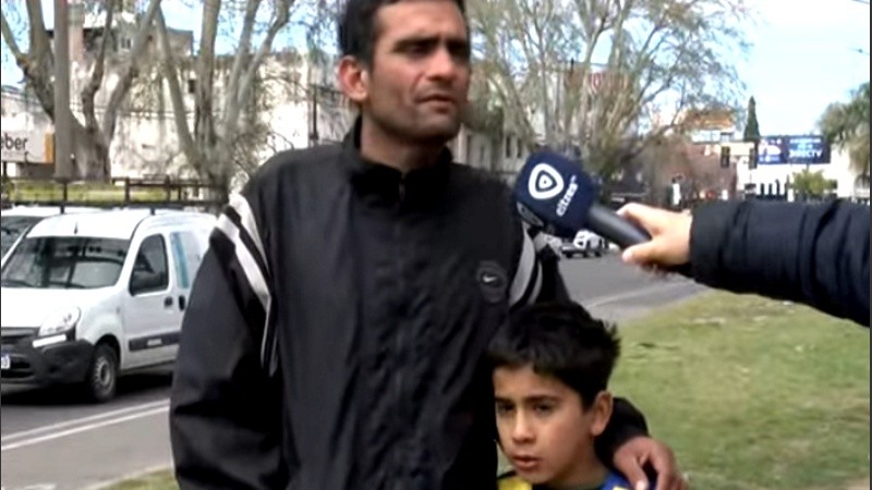 Nicolás y su hijo afectados por lo sucedido pero contentos con el regalo de Di María.