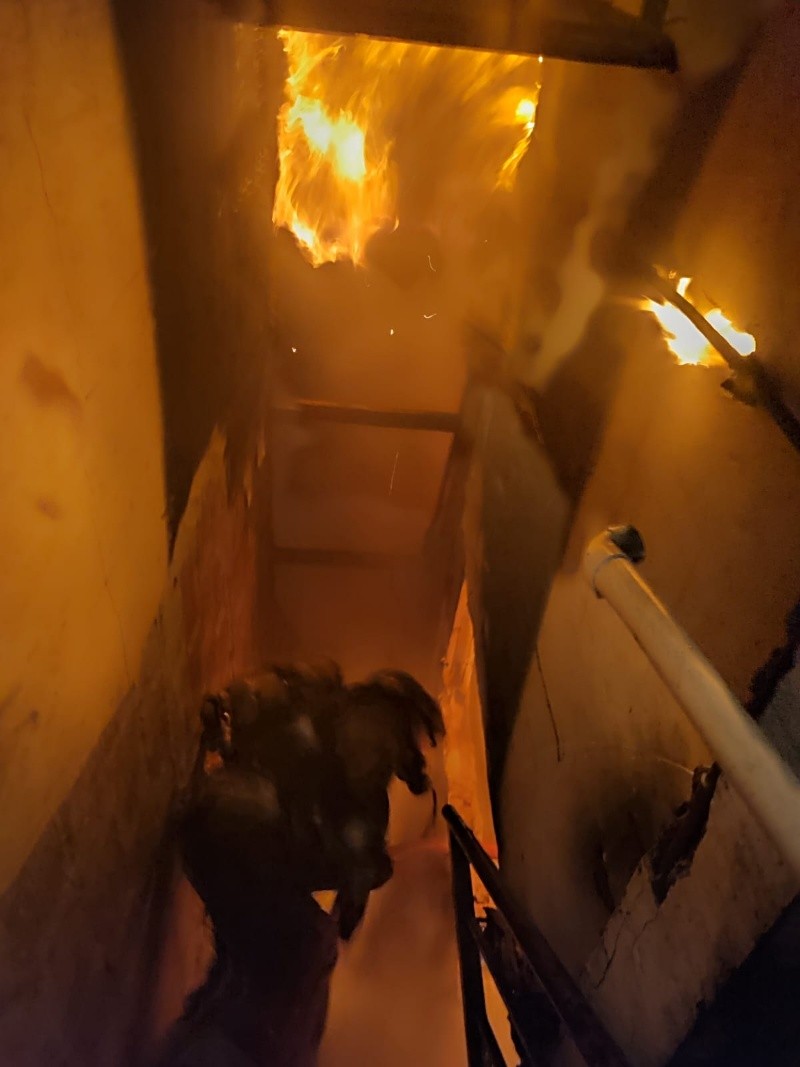 &nbsp;Zapadores trabajando desde la escalera para contener el fuego.