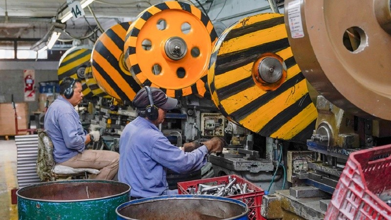 La actividad industrial cayó 4,9% en julio y solo cuatro sectores registraron números positivos.