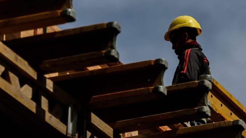 La construcción profundizó su retroceso en julio y anotó una caída del 4,5%.
