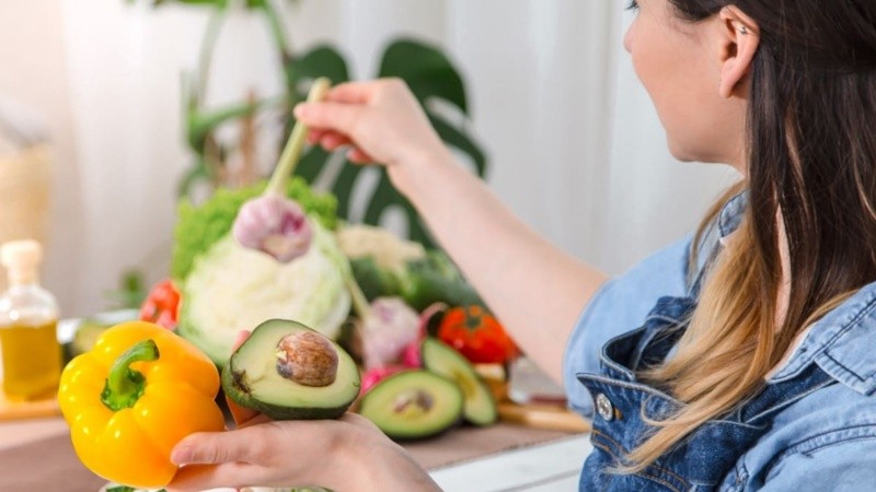 Especialistas señalaron que nunca hubo tanta información disponible sobre alimentación y, sin embargo, conocer una recomendación no garantiza que una persona pueda comprenderla, incorporarla a su rutina y sostenerla en el tiempo.