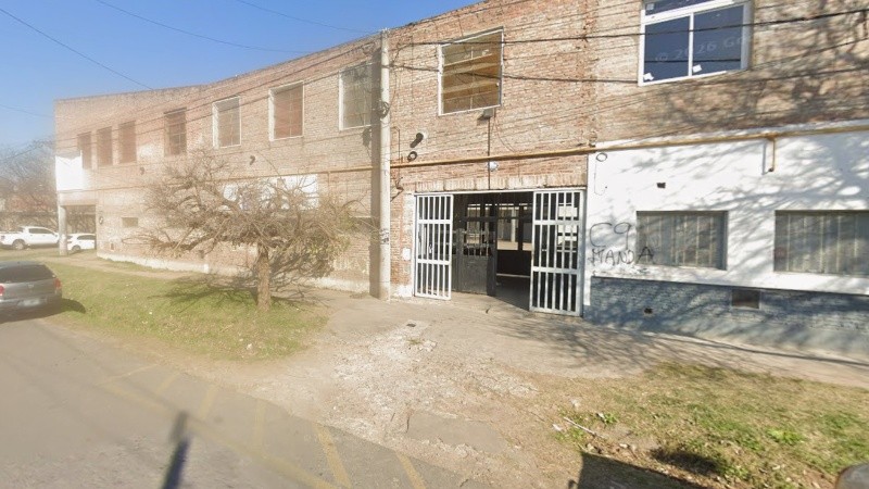 Según fuentes oficiales, el pedazo de tela estaba enrroscado en la reja. Lo advirtió un policía que hacía horas extra cuando salió de su turno a las 7 de la mañana.