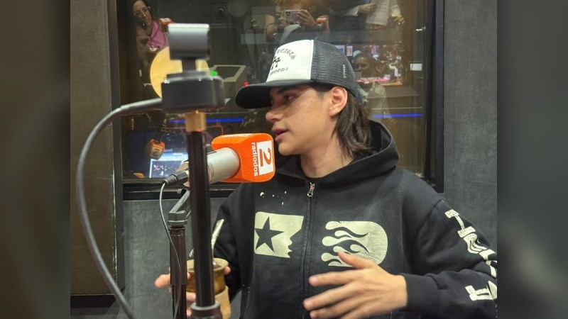 Valentino Merlo, durante su visita a Radiopolis por Radio 2, donde repasó su presente artístico y sus comienzos