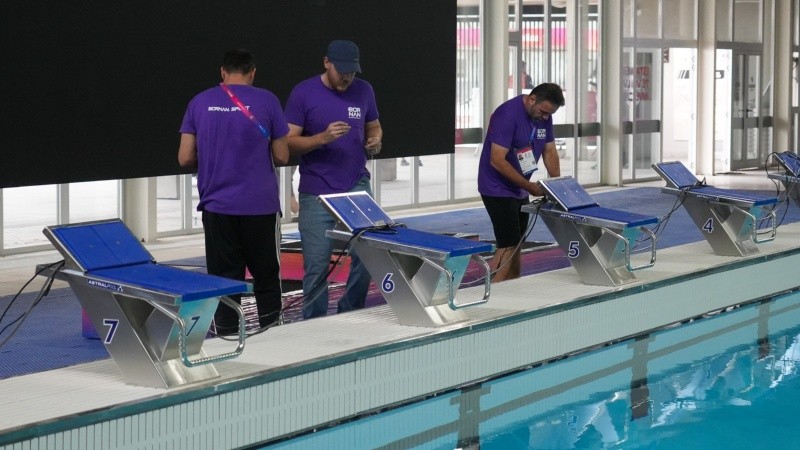 &nbsp;&nbsp;Los empleados de Bornan Sports trabajando en una de las piscinas del Centro Acuático. (Alan Monzón/Rosario3).