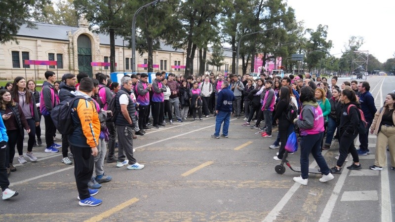 &nbsp;&nbsp;Un grupo de voluntarios recibe indicaciones en el ingreso de Oroño y 27 de Febrero (Alan Monzón/Rosario3).