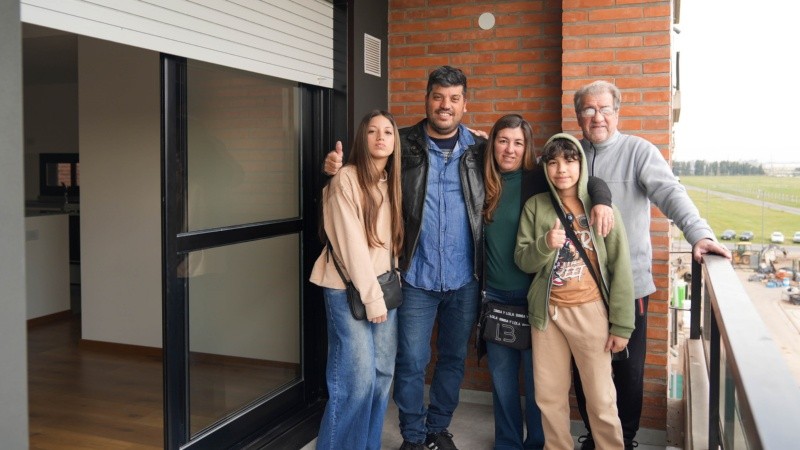 Una de las familias beneficiadas con la entrega de las nuevas viviendas