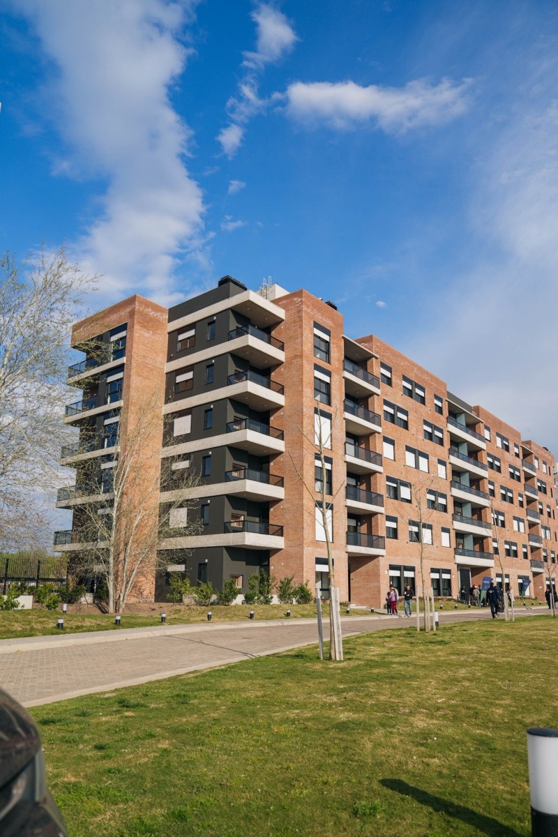 El complejo de viviendas de zona oeste, con su nueva torre 
