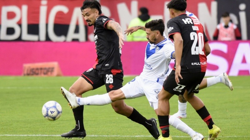 Rodrigo Herrera busca la pelota y cubre la posición en el primer tiempo de Newell's ante Vélez.