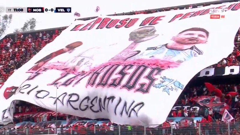 La bandera en homenaje a Messi que se desplegó en el Coloso.