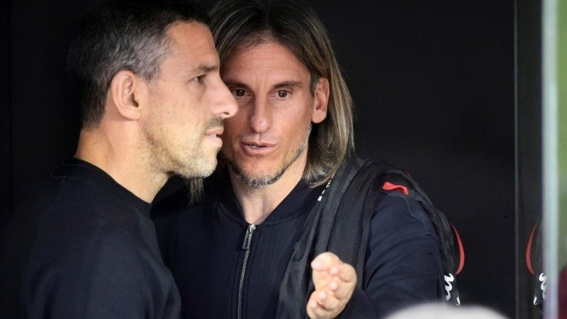 Beccacece junto a Maxi Rodríguez este viernes en la cancha de Newell's. (Fotobaires)&nbsp;