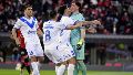 Enorme Marchiori: el arquero de Vélez le atajó el penal a Solari.