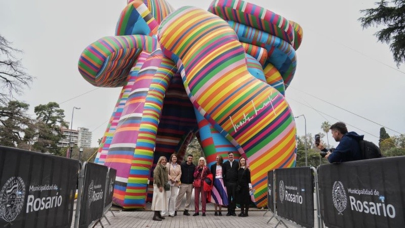 Minujín y su obra en Rosario (Alan Monzón/Rosario3).