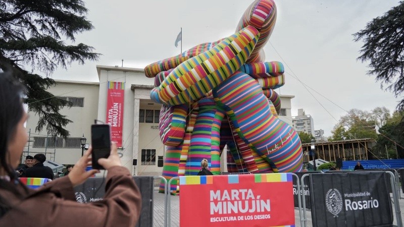 Minujín y su obra en Rosario (Alan Monzón/Rosario3).